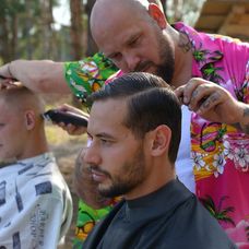 Na Dominikovi sa holič nemusel veľmi namakať, zato Mišo bol iný prípad