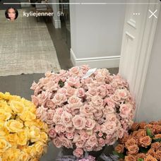 Kylie sa pochválila kvetmi, ktoré po pôrode dostala.