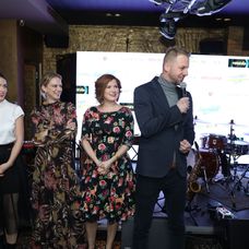 Moderátor Matúš Krnčok a predstaviteľky seriálu Milenky