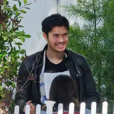 Čerstvý otecko Henry Golding