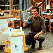 Zomrel Bob Saget, hviezda seriálu Plný dom