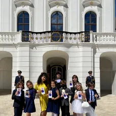 Deti z Oteckov pred Prezidentským palácom.