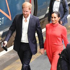 Meghan a Harry išli vlakom
