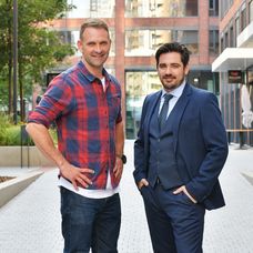 Tomáš Maštalír a Vojta Kotek v seriáli Pán profesor