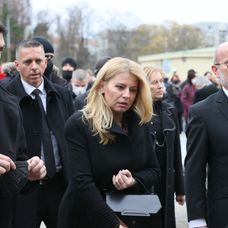 Prezidentka SR Zuzana Čaputová s partnerom na poslednej rozlúčke Mekyho Žbirku