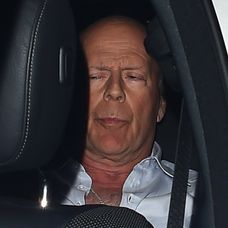 Herec v sprievode svojej ochranky.