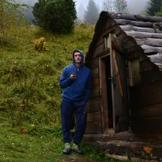 Koho Heňo z Temných kecov sledoval z kancelárie na 12. poschodí?