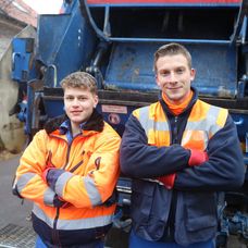 Oliver Oswald s Jurajom Bačom si vyskúšali, aké je to byť smetiarmi.