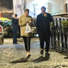 Paparazzi odfotili Juda Lawa v uliciach Ríma so snúbenicou Phillipou Coanou. 