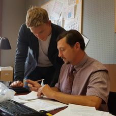 Juraj Bača s Lukášom Latinákom na nakrúcaní Rexa