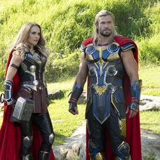Natalie Portman a Chris Hemsworth v najnovšom filme Thor: Láska a hrom.