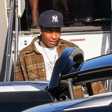 Rihanna so synom a partnerom pristáli v Los Angeles