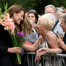 William a Kate pozdravili smútiaci dav.