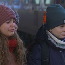 Deti sa prišli s Edom rozlúčiť na stanicu.