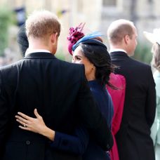Vojvodkyňa Meghan s princom Harrym na svadbe princeznej Eugenie.