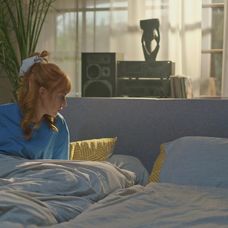 Nikol prekvapila Adama v kúpeľni v tej najnevhodnejšej chvíli.