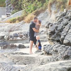 Renée a Ant vo vášnivom objatí