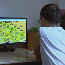 Ivetin manžel David trávi veľa času za počítačom a nepomáha ani s deťmi.