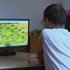 Ivetin manžel David trávi veľa času za počítačom a nepomáha ani s deťmi.