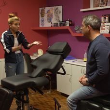 Nazbiera odvahu a príde do tetovacieho štúdia.