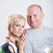 Júlia Ružička Horváthová (v strede) pri dabovaní seriálu Dobrý doktor po boku Davida Hartla a Františka Kovára