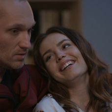 Biatlonista Dmitro Pidručni oslavuje v cieli stíhačky na MS v Östersunde.