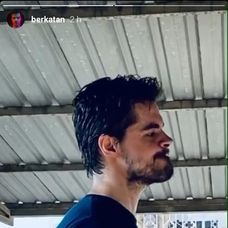 Berk Atan pri domácom posilňovaní