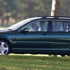 Kráľovná stále rada šoféruje.