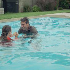 Naďa a Martin v bazéne