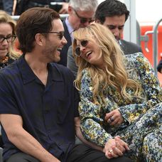 Kaley Cuoco a Tom Pelphrey.