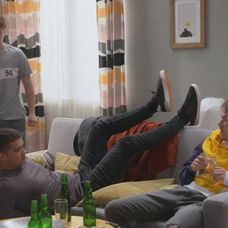 Samo všetkých chalanov pozná.