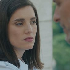 Andrej (Ján Koleník) po nádhernom vyznaní pobozkal Júliu (Sarah Arató).