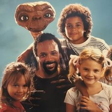 Drew Barrymore (vpravo dole) vo filme E.T. mimozemsťan z roku 1982