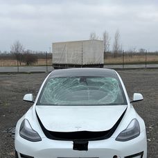 Mirov elektromobil skončil v rybníku, momentálne je v takomto stave