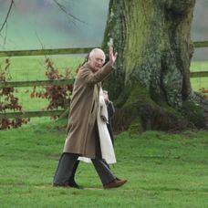 Kráľ Karol III. počas cesty na omšu do kostola v anglickom Sandringhame.