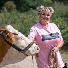 Evelyn s kravou Malinou