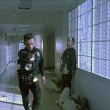 Robert Patrick a Earl Boen (vľavo) vo filme Terminátor 2: Deň zúčtovania.