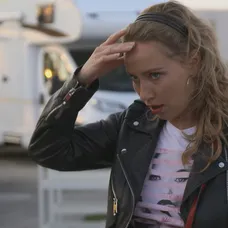 Nina sa s Dominikom v kaviarni rozišla.