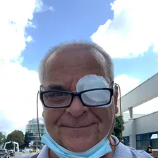 Diviak na pláži.
