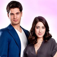 Çağatay Ulusoy a Hazal Kaya ako Emir a Feriha