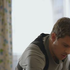 Boris je závislý na liekoch a napadol Lenku