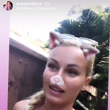 Eva v bikinách na dovolenke.