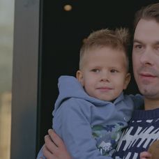 Roman si založil novú rodinu a Nikol nikdy nevyhľadal.