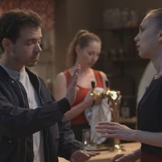 Edo dokazuje, že je vtipný.