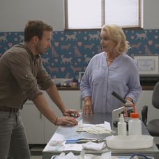 Tomáš začne naznačovať neveru.