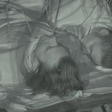 Už od príchodu sú na ostrove často spolu.