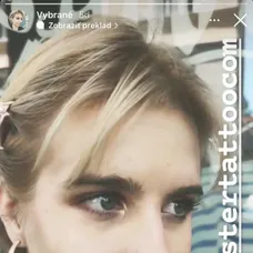 Emma Čaputová s pírsingom 
