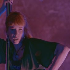 Nikol išla na utajenú misiu do striptízového baru.