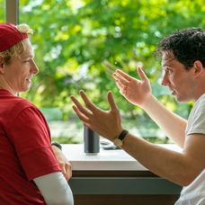 Do kín prišli Súperi, energická dráma so Zendayou v milostnom trojuholníku