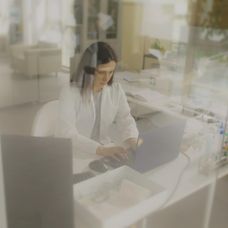 Andrej stretne ženu, ktorú vidí vo svojich spomienkach, no nevie, akú úlohu v jeho živote hrala.